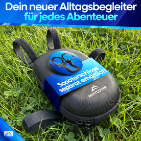 Nextcover Lenkertasche als robuster Alltagsbegleiter im Gras liegend mit Hinweis auf separat erhältliches Scooterschloss für jedes Abenteuer