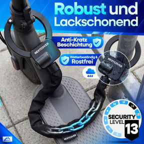 Nextcover Scooterschloss mit Anti-Kratz Beschichtung, wetterbeständigem Gehäuse und Security Level 13 montiert am E-Scooter und Pfosten