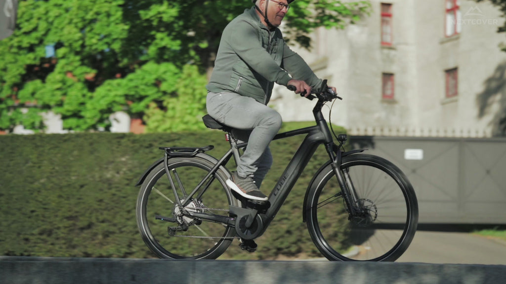 Produktvorstellung des Nextcover CoverPro Gelsattelbezugs – ergonomisches Design mit Memory-Foam, perfekter Passform für City- und Trekkingräder, wasserfest mit Regenschutz und ideal für schmerzfreies Radfahren.