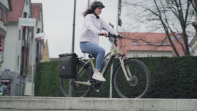 Produktvorstellung der 3-in-1 TPU Fahrradtasche von Nextcover – vielseitig einsetzbar als Rucksack, Umhängetasche und Gepäckträgertasche, 100 % wasserdicht, reflektierend, mit Laptopfach und ergonomischem Tragesystem – ideal für Pendler, Radfahrer und Alltagsnutzer.