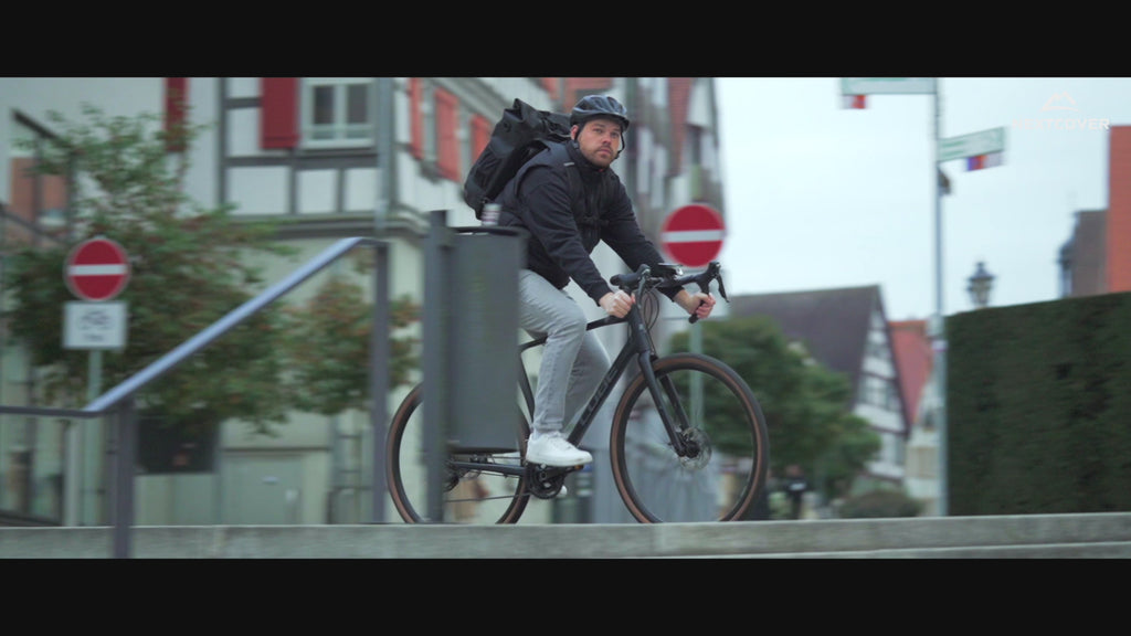 Nextcover Kettenschloss im Produktvideo: Gehärtete Carbon-Stahlkettenglieder (Security Level 12), SafeSecure-Verschluss, wetterbeständige Nylon-Ummantelung und kinderleichte Code-Konfiguration, ausgezeichnet mit Prüfengel 1,2 („Sehr Gut“).